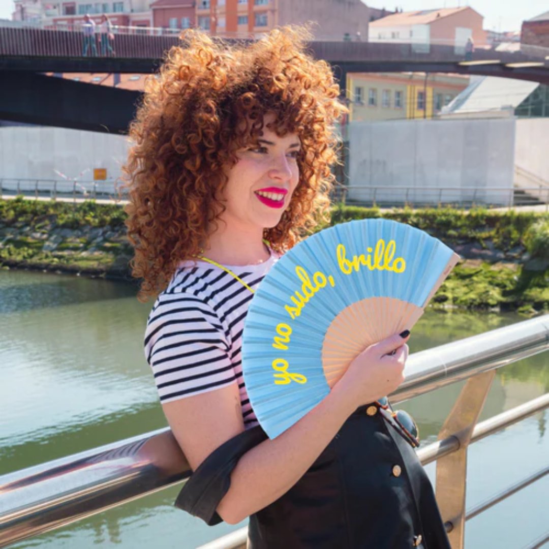 « Je ne transpire pas, je brille » éventail bleu