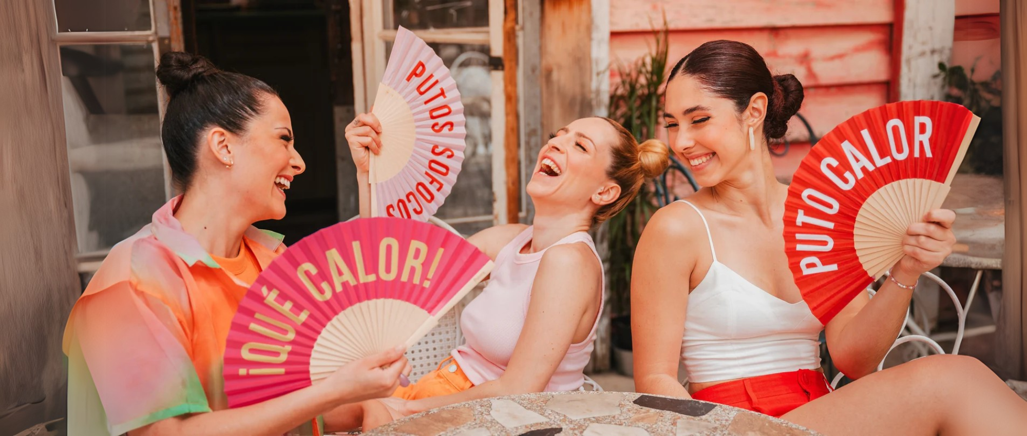 Abanicos personalizados Makondo – chicas riendo al refrescarse