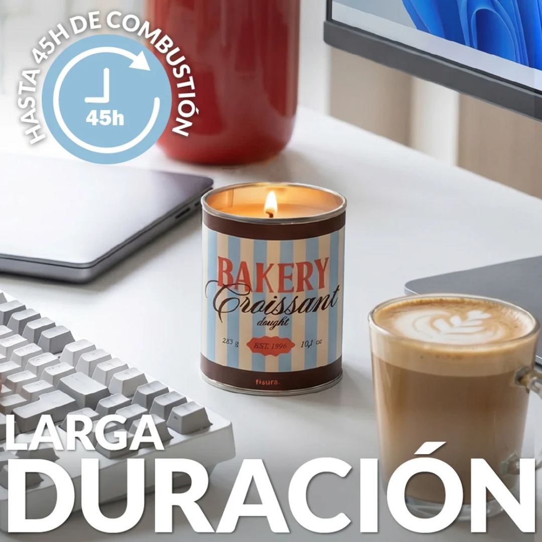 Vela Bakery Croissant con estampado de rayas azules y beige; vela de soja con tapa metálica y aroma a croissant.