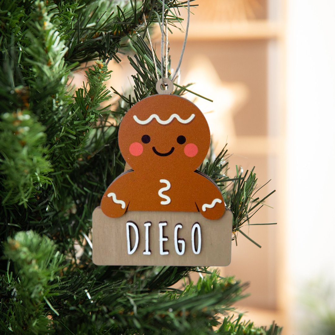Adorno de Navidad de madera con forma de galleta de jengibre personalizado con nombre grabado