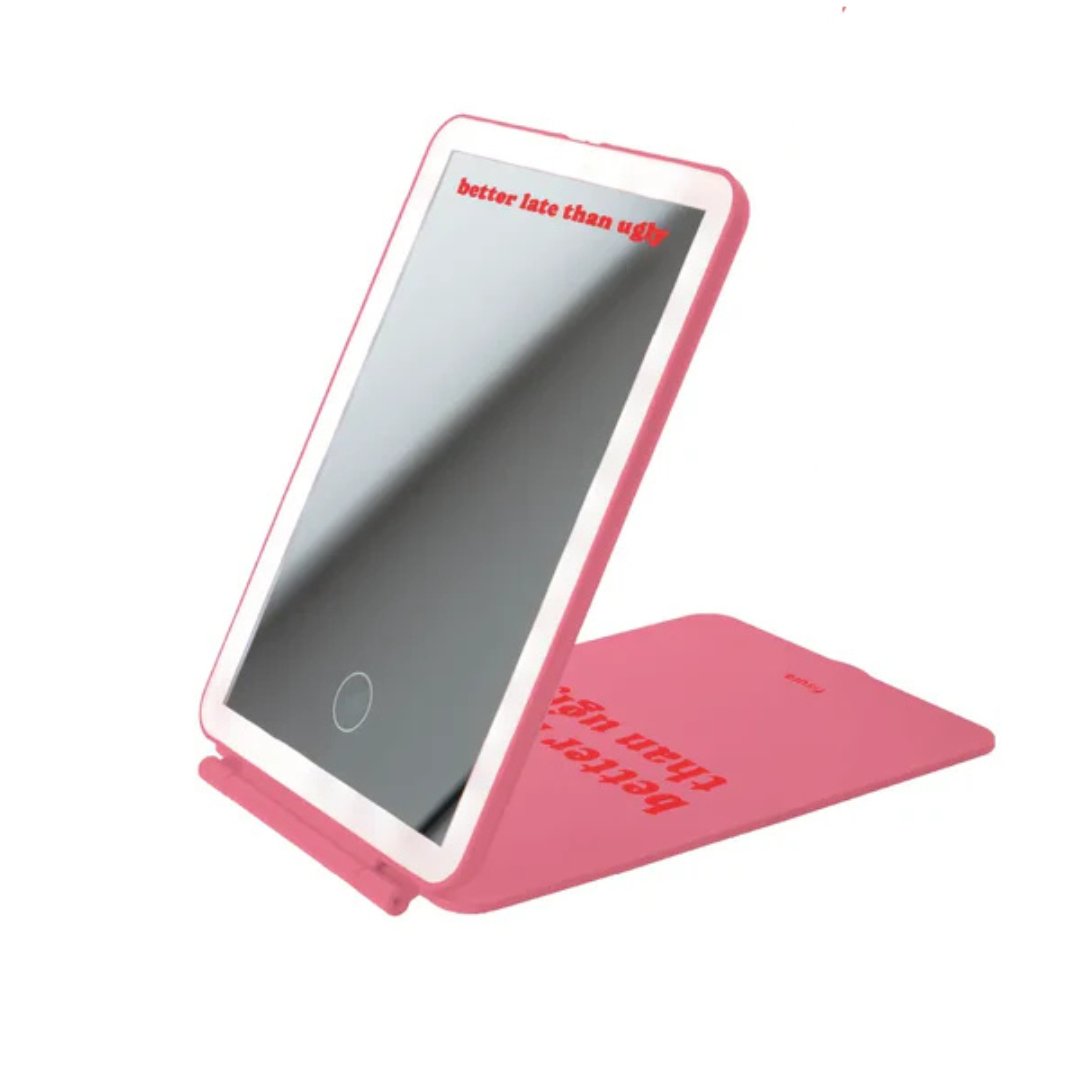 Espejo LED portátil con mensaje “Better Late Than Ugly” de la marca Fisura