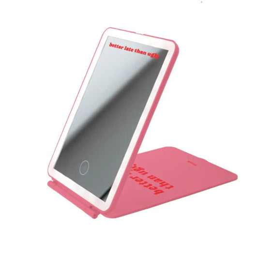 Espejo LED portátil con mensaje “Better Late Than Ugly” de la marca Fisura