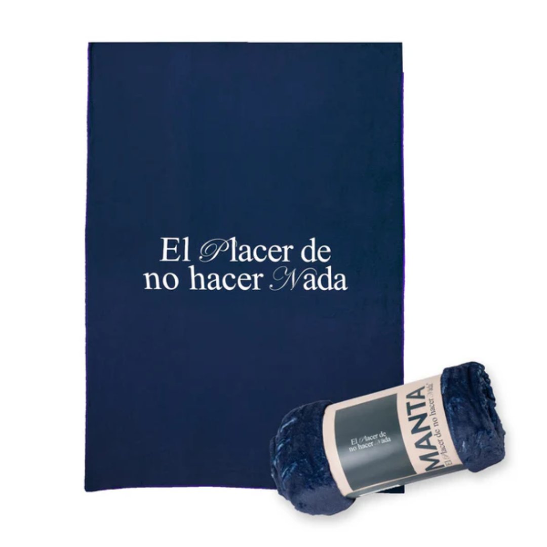 Manta suave con frase “El placer de no hacer nada” de Fisura
