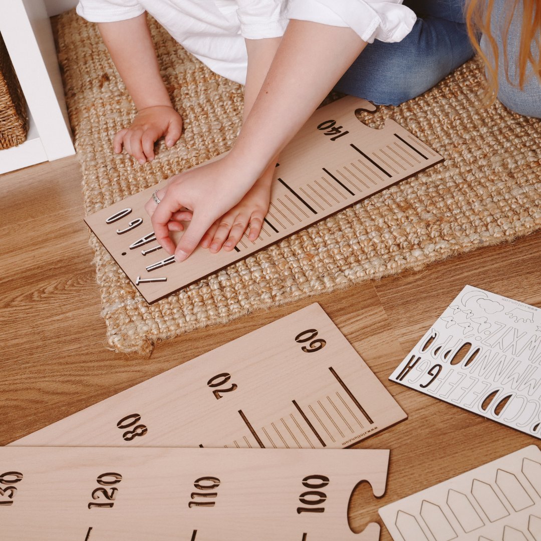 Medidor infantil de madera personalizable con letras adhesivas y flechas para marcar el crecimiento