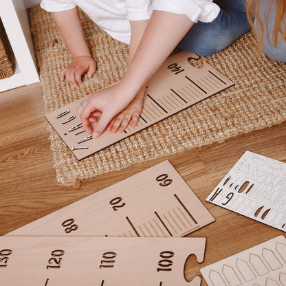 Medidor infantil de madera personalizable con letras adhesivas y flechas para marcar el crecimiento