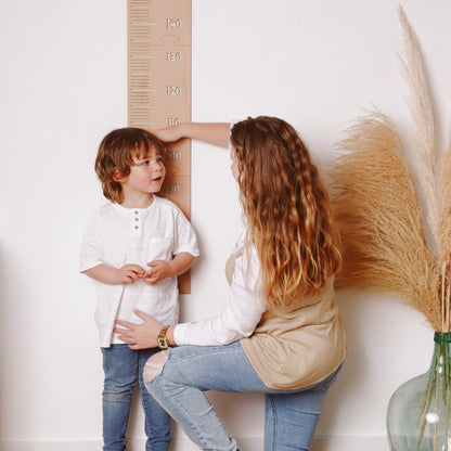 Medidor infantil de madera personalizable con letras adhesivas y flechas para marcar el crecimiento