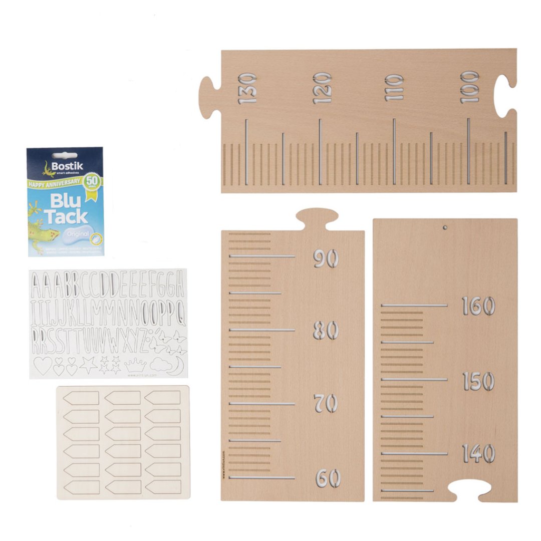 Medidor infantil de madera personalizable con letras adhesivas y flechas para marcar el crecimiento